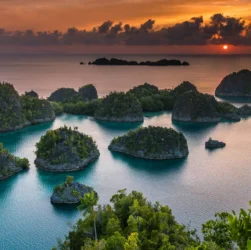 panorama waktu sunset di Raja Ampat